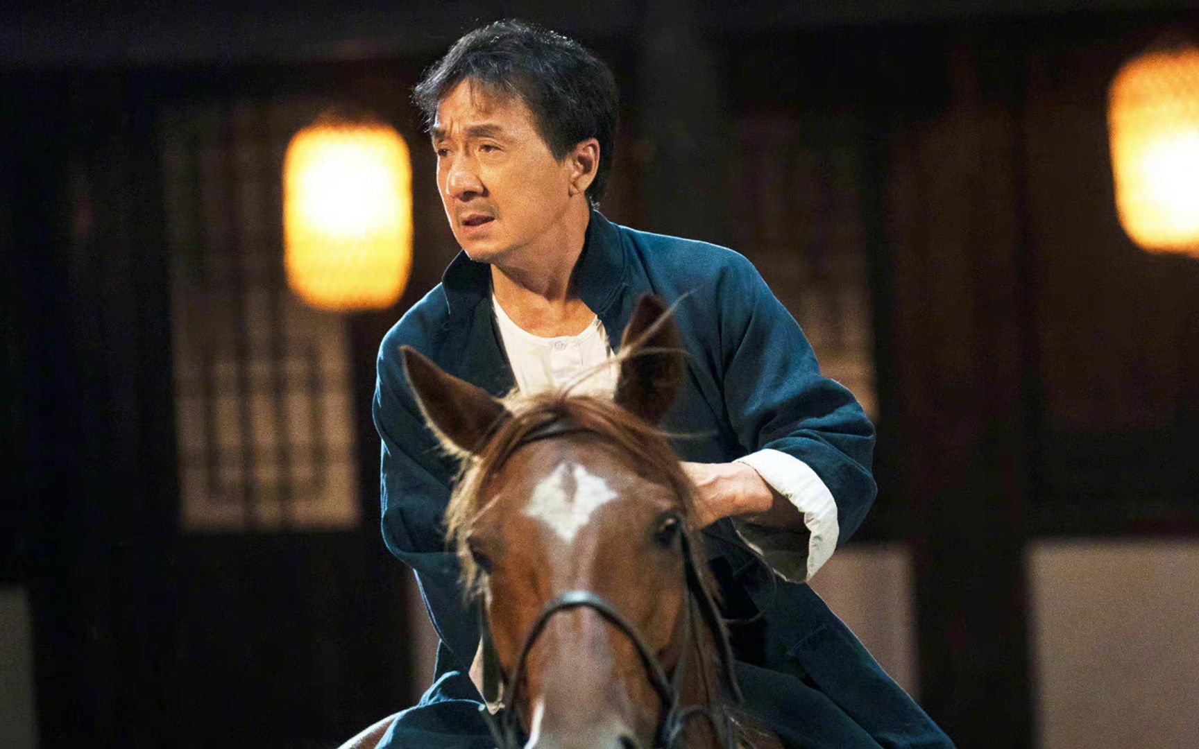 成龙片场从马背上摔下!不顾疼痛继续拍摄,云淡风轻说自己没事