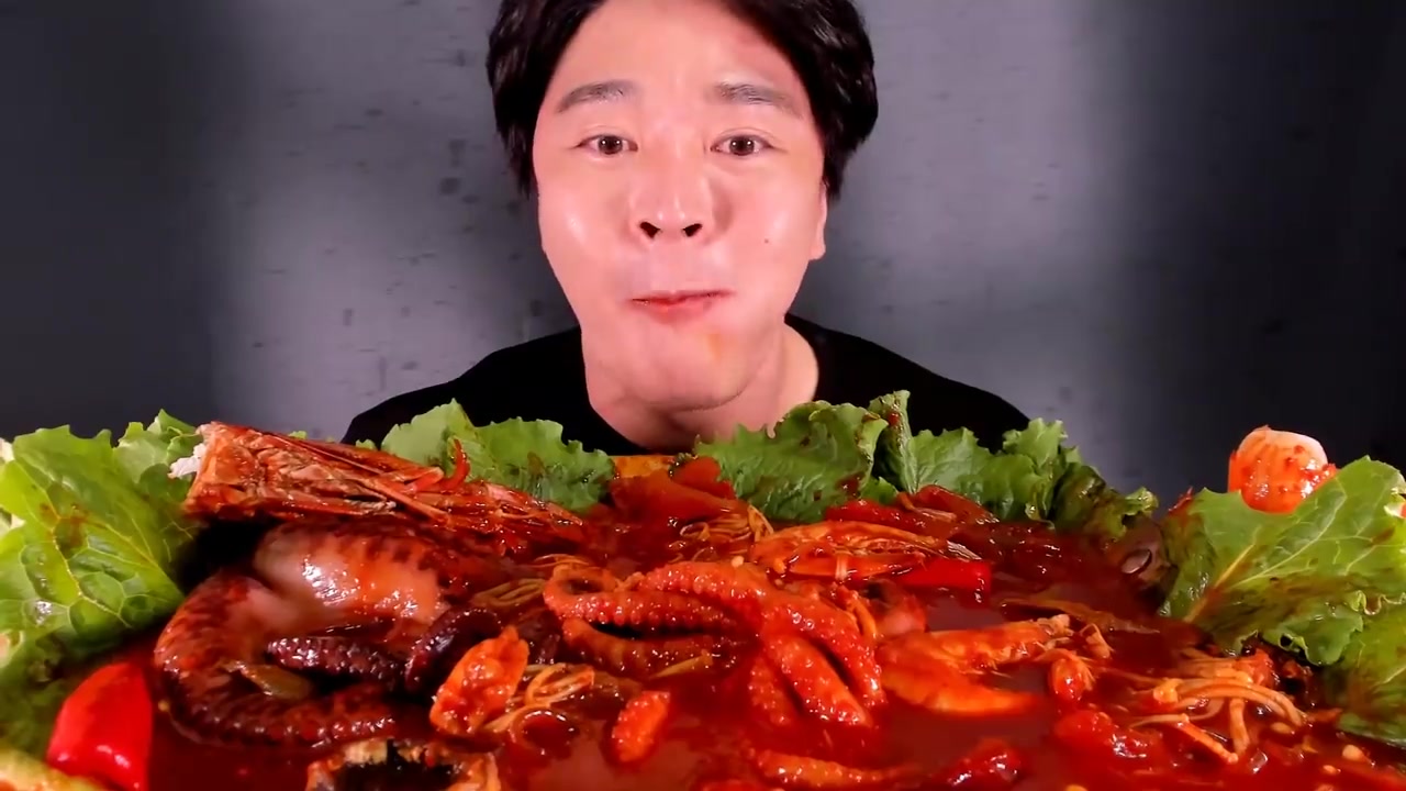 超级大胃王巨型章鱼和巨型虾 吃辣煮的海鲜?