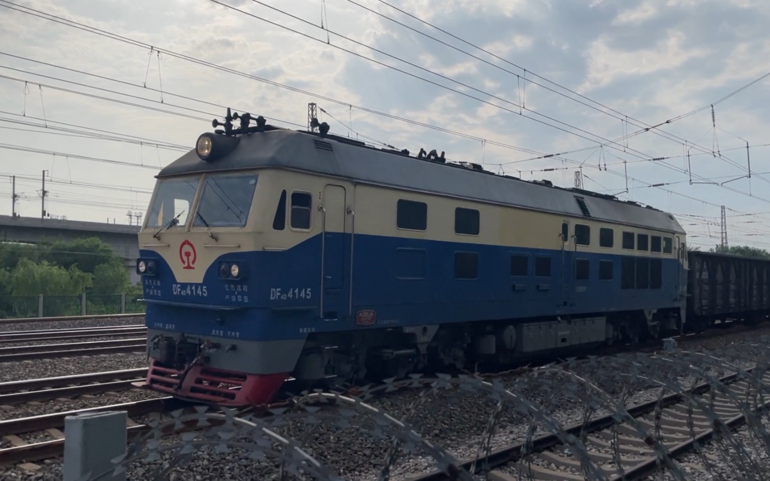 京沪线黄村站京局怀段df4d4145牵引48辆敞车编组的下行货物列车通过