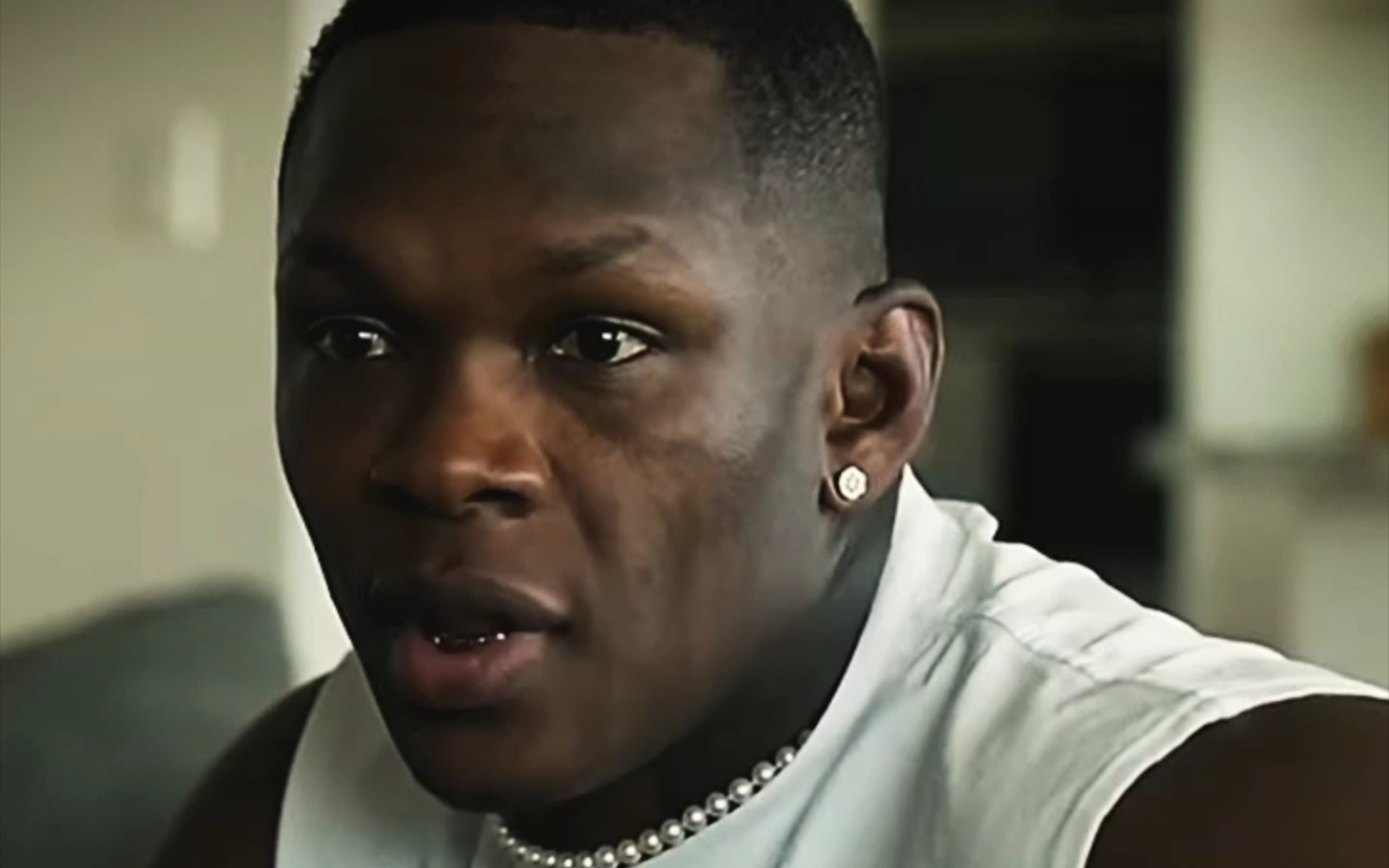 ufc"黑龙"阿迪萨亚看到斯特里克兰和杜普莱西斯打起来的反应