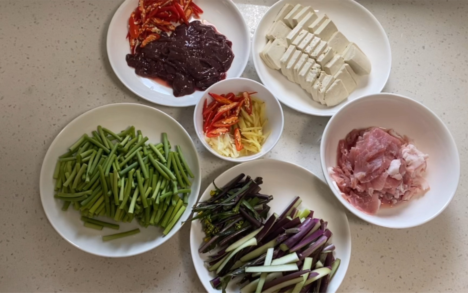 简单炒几个小菜:蒜苔炒肉,爆炒猪肝,煎豆腐和炒菜苔