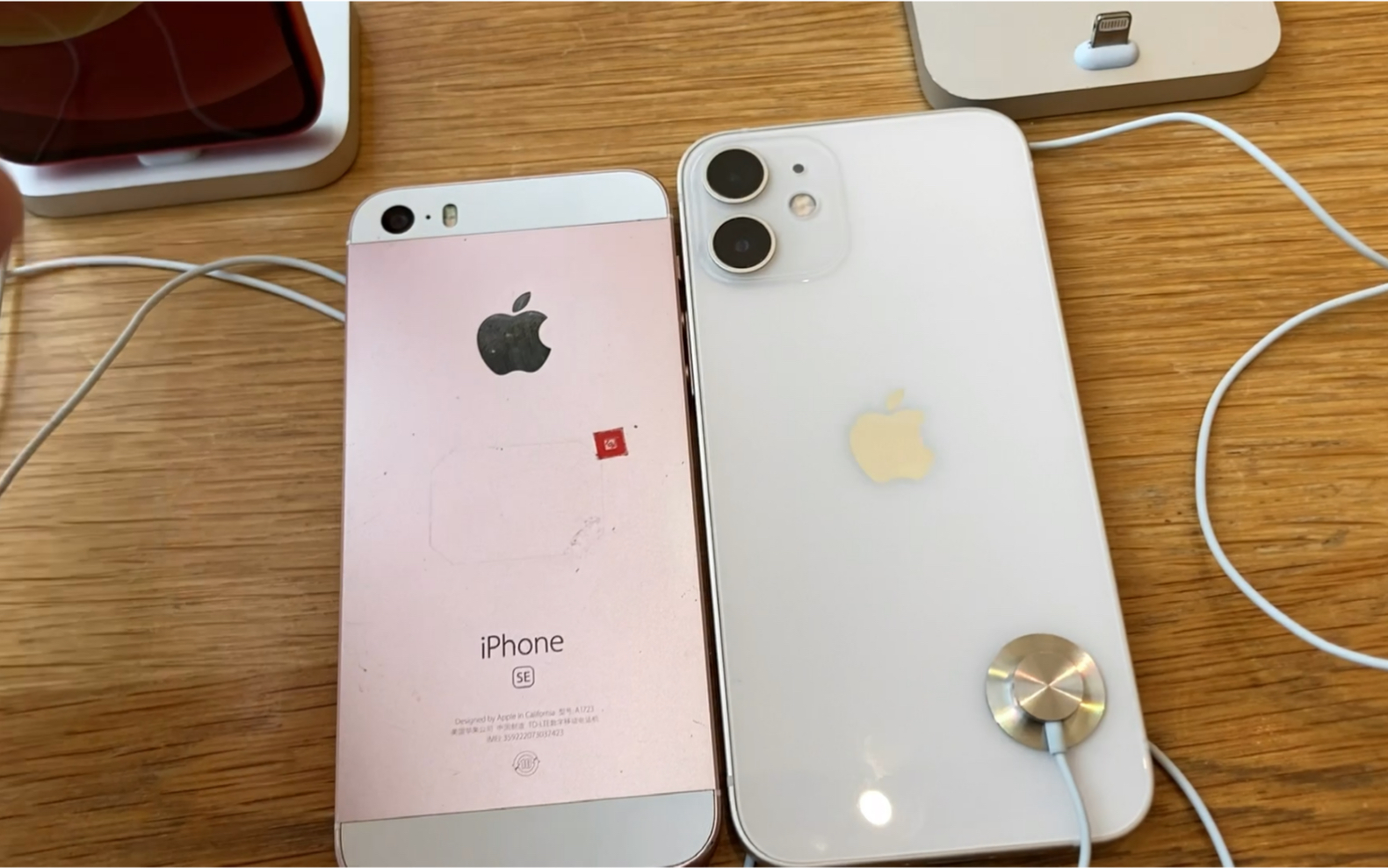 iphone12mini到底有多小我拿了一台四年前的iphonese做对比