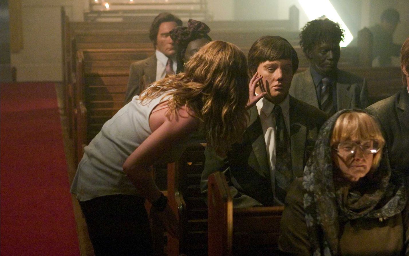 小镇上的蜡像栩栩如生,原来是把活人浇灌在里面,一