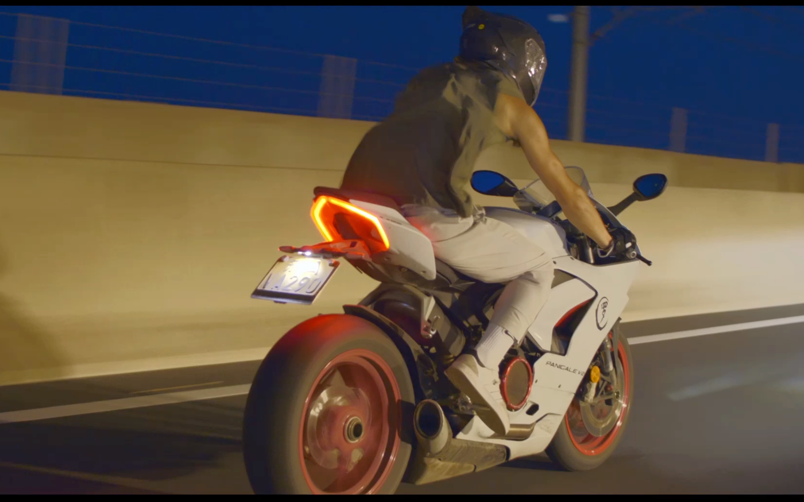 感受一下夏日夜晚杜卡迪v2的咆哮