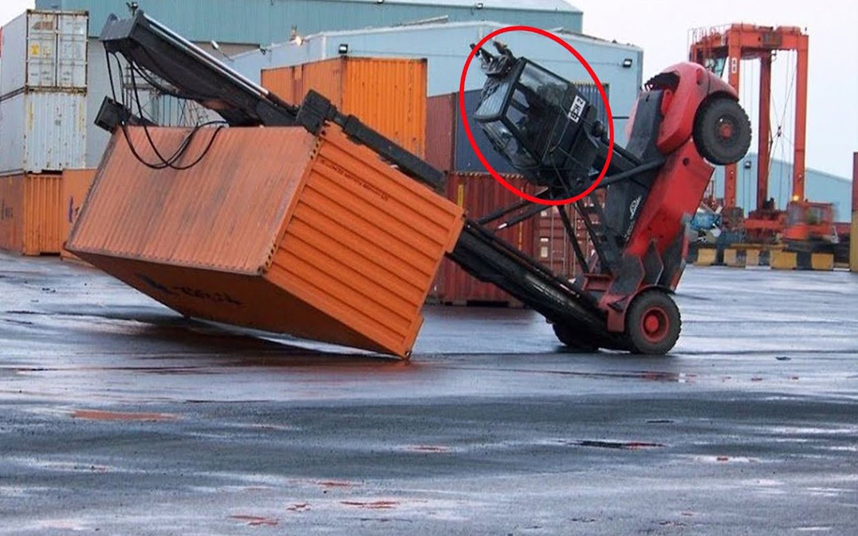 盘点叉车事故的意外瞬间,叉车是个好工具,违规作业生命缺