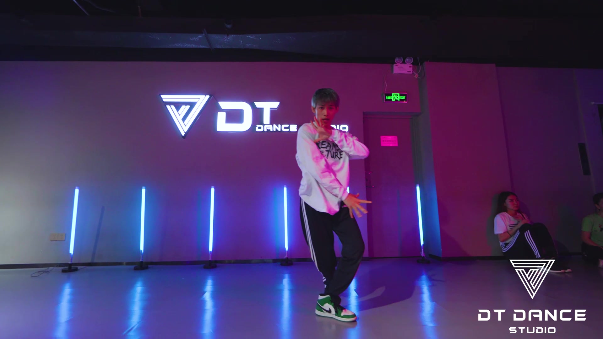 爵士舞monkey老师cantnobody哎哟后面的小学员不错哦