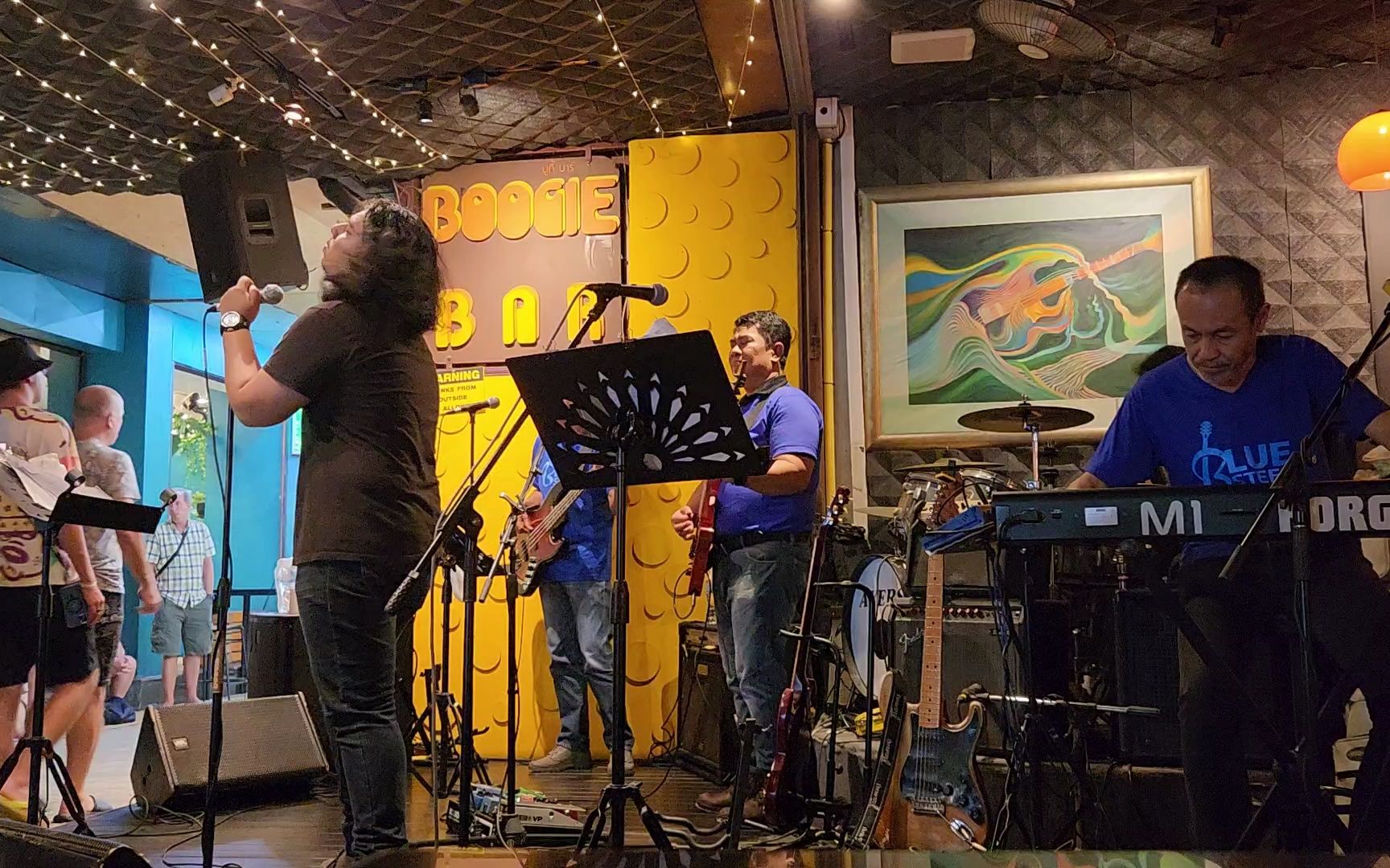 泰国甲米酒吧乐队现场表演