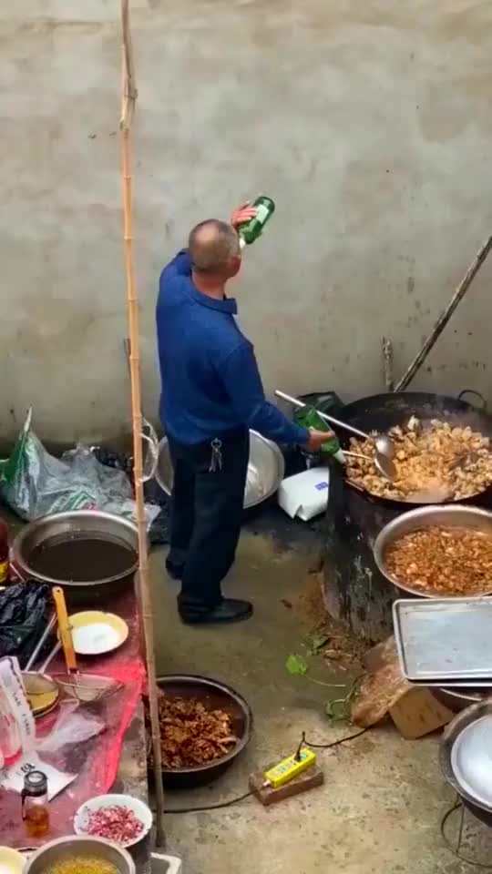 这位师傅在干嘛?