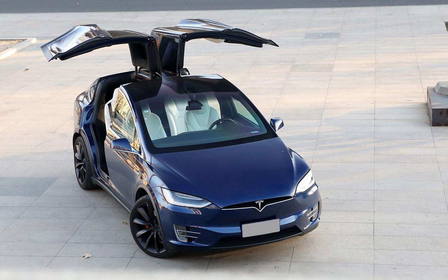 钢铁侠-特斯拉ceo马斯克和女主播在地下隧道试乘特斯拉model x,开到