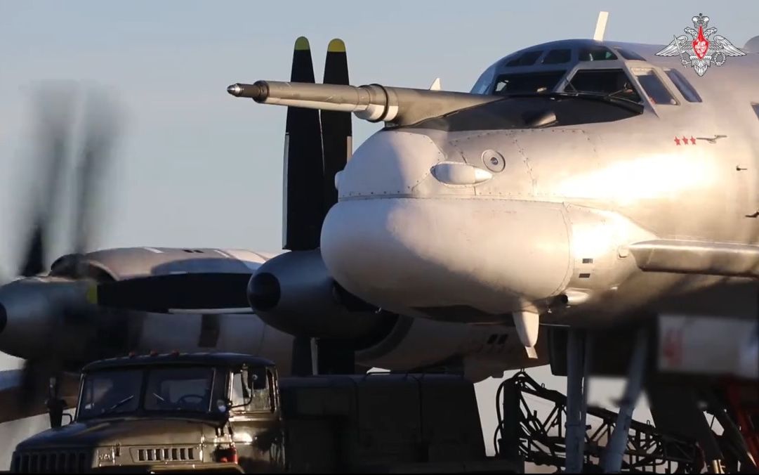 图-95ms战略轰炸机飞越日本海