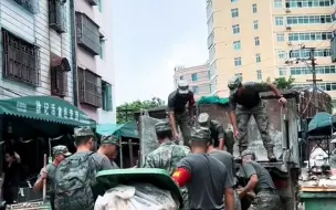 台风过后，人民子弟兵清理街道，他们在，心就安