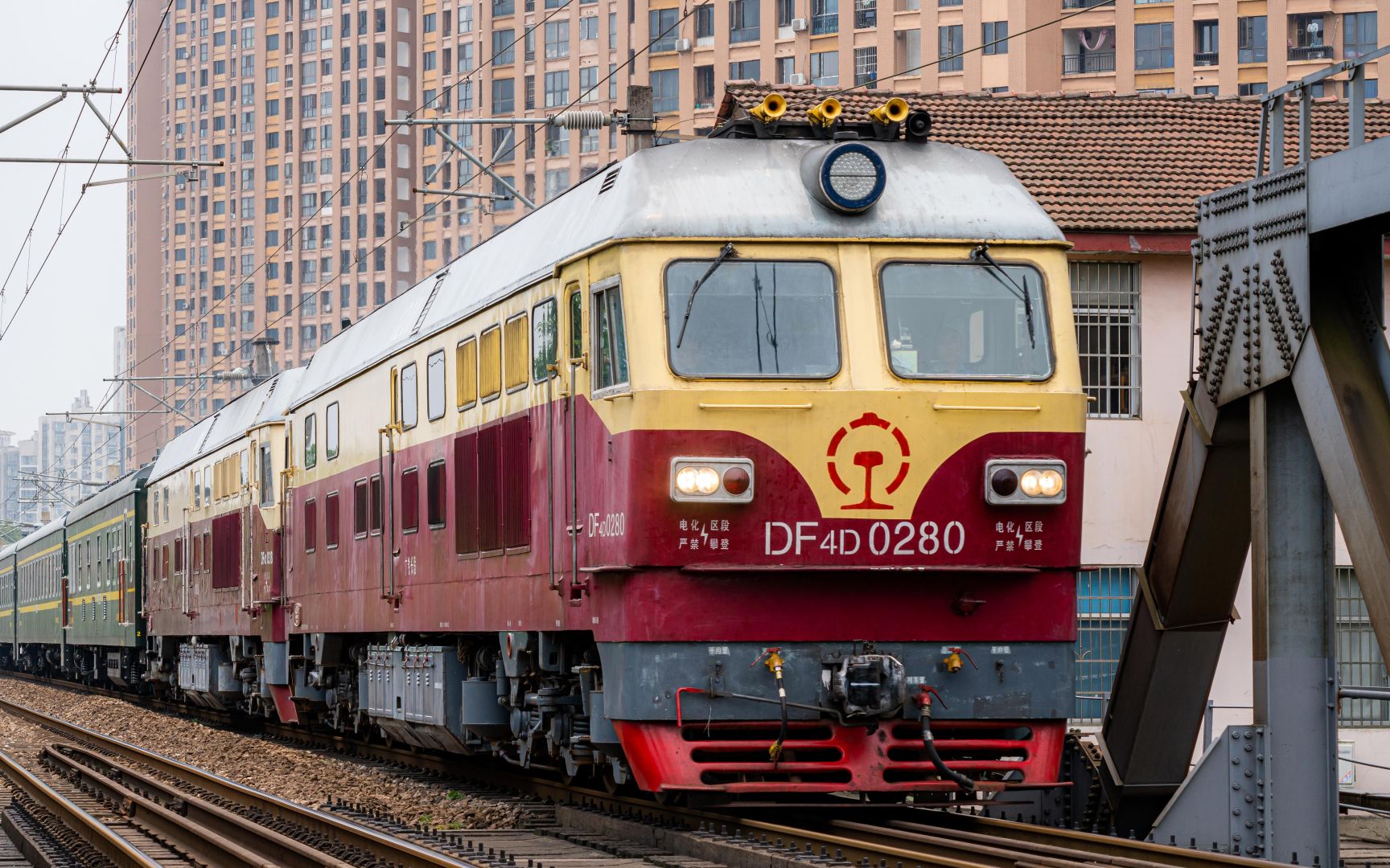 trs12广铁长段df4d0280牵引y4185次通过吉衡线某小站迫真