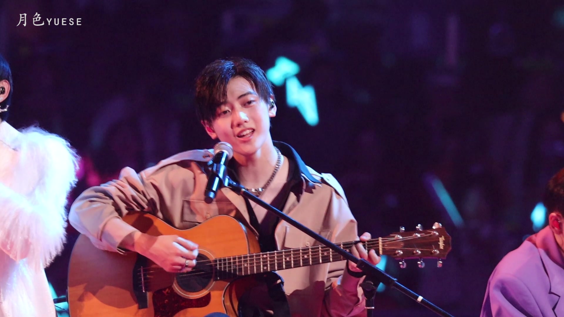【焉栩嘉】吉他男孩初长成-r1se重庆演唱会弹唱《十二》超清直拍