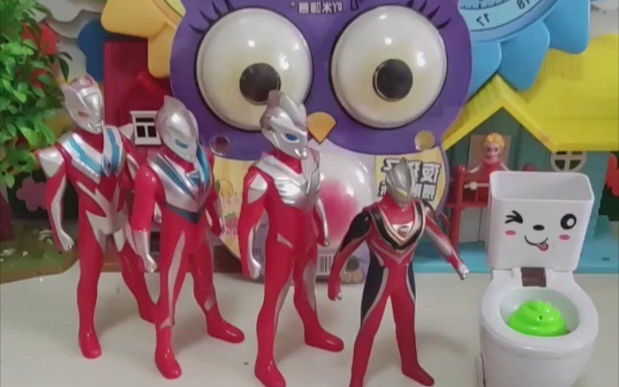 奥特曼排队上厕所喽 !