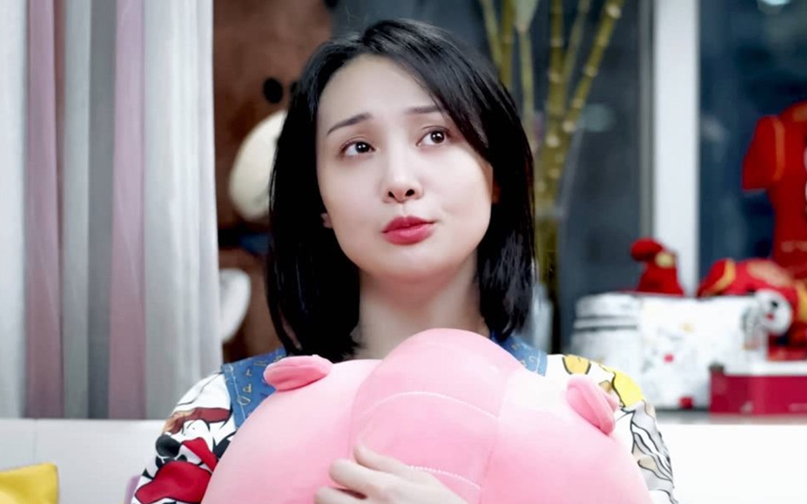 郑爽早晨6点为环卫工摊煎饼,穿着低调手法娴熟,网友:人美心善!