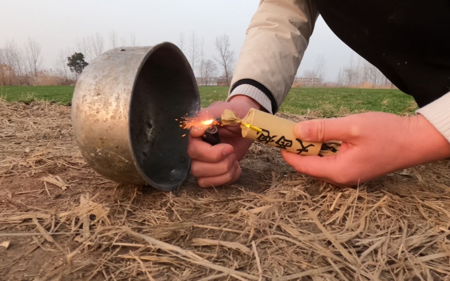 过年了把长得像雷管的大西炮点然后用铁盆盖住威力如何呢