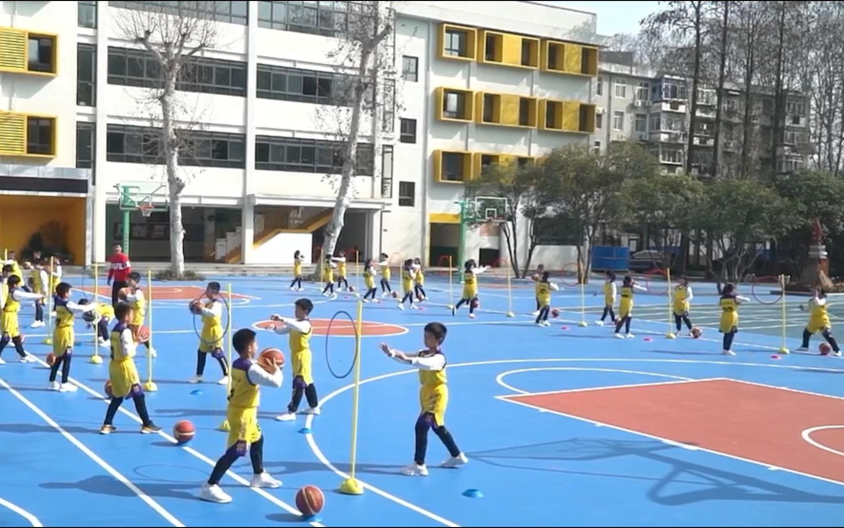 [图]重庆市第九届全国中小学优秀体育与健康教育课（23-篮球原地胸前传接球-武汉-郑浩）