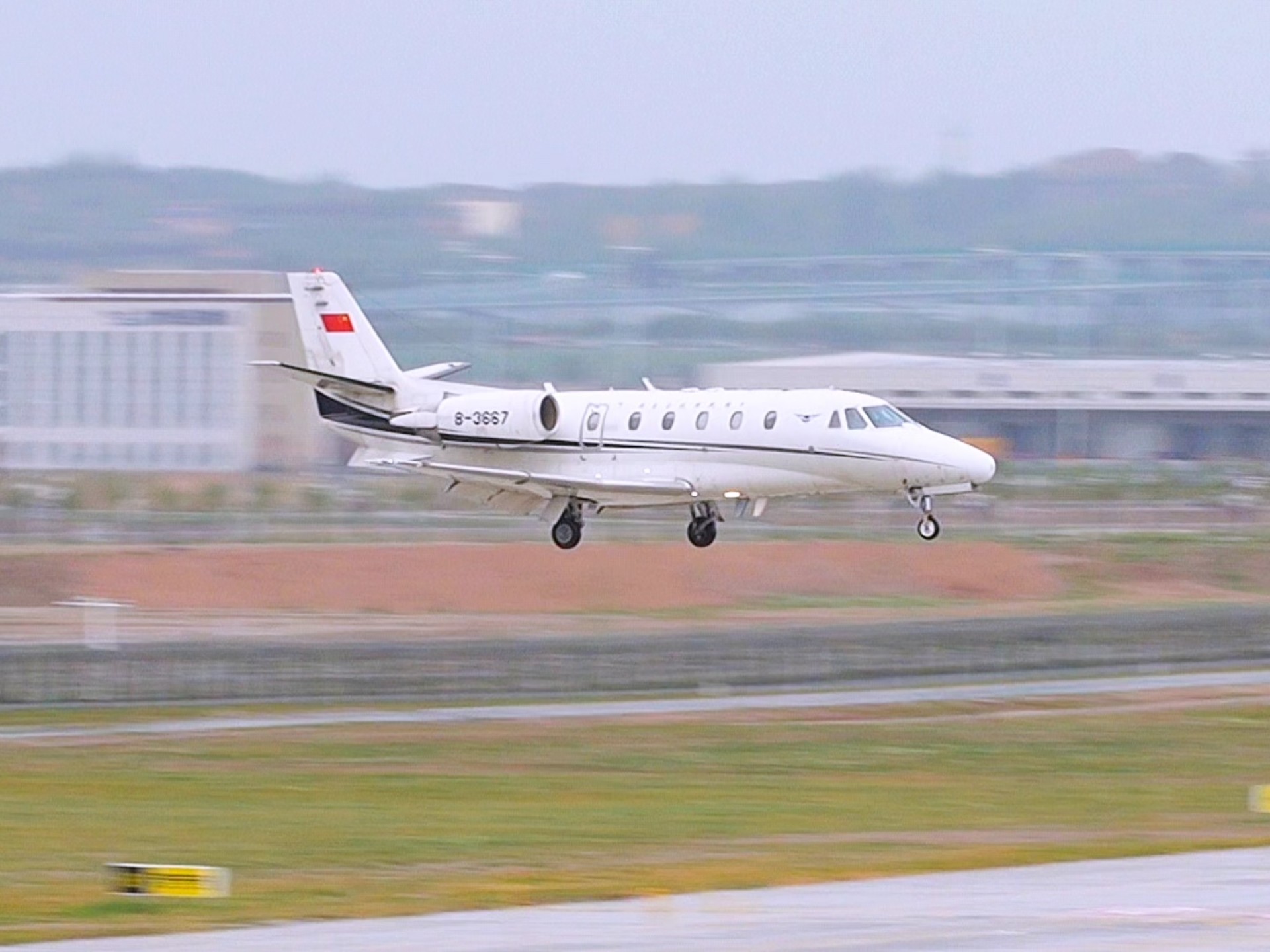 民航局校飞飞机赛斯纳奖状560降落兰州