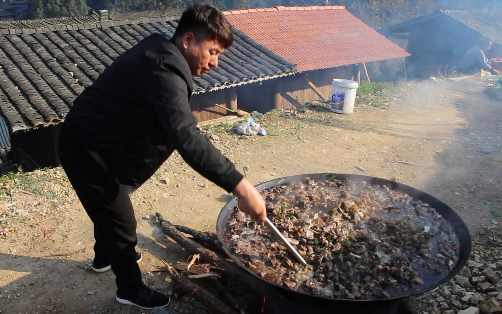 农村又举办大事啦!老哥煮上锅牛肉,全村人来种风景树哔哩哔哩bilibili