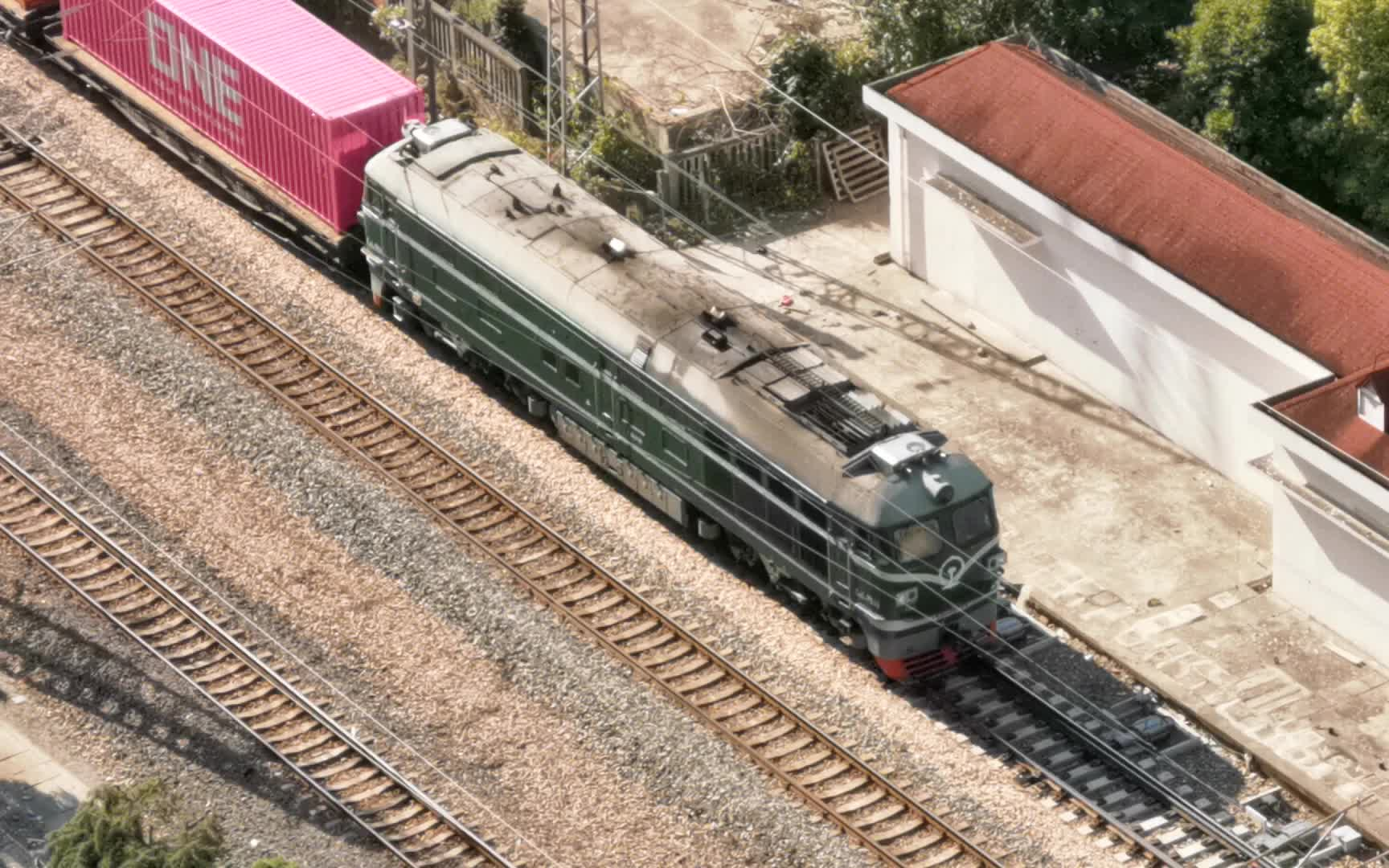 内燃机车df4b-7533沪昆环绕线车迷系云顶天宫观赏