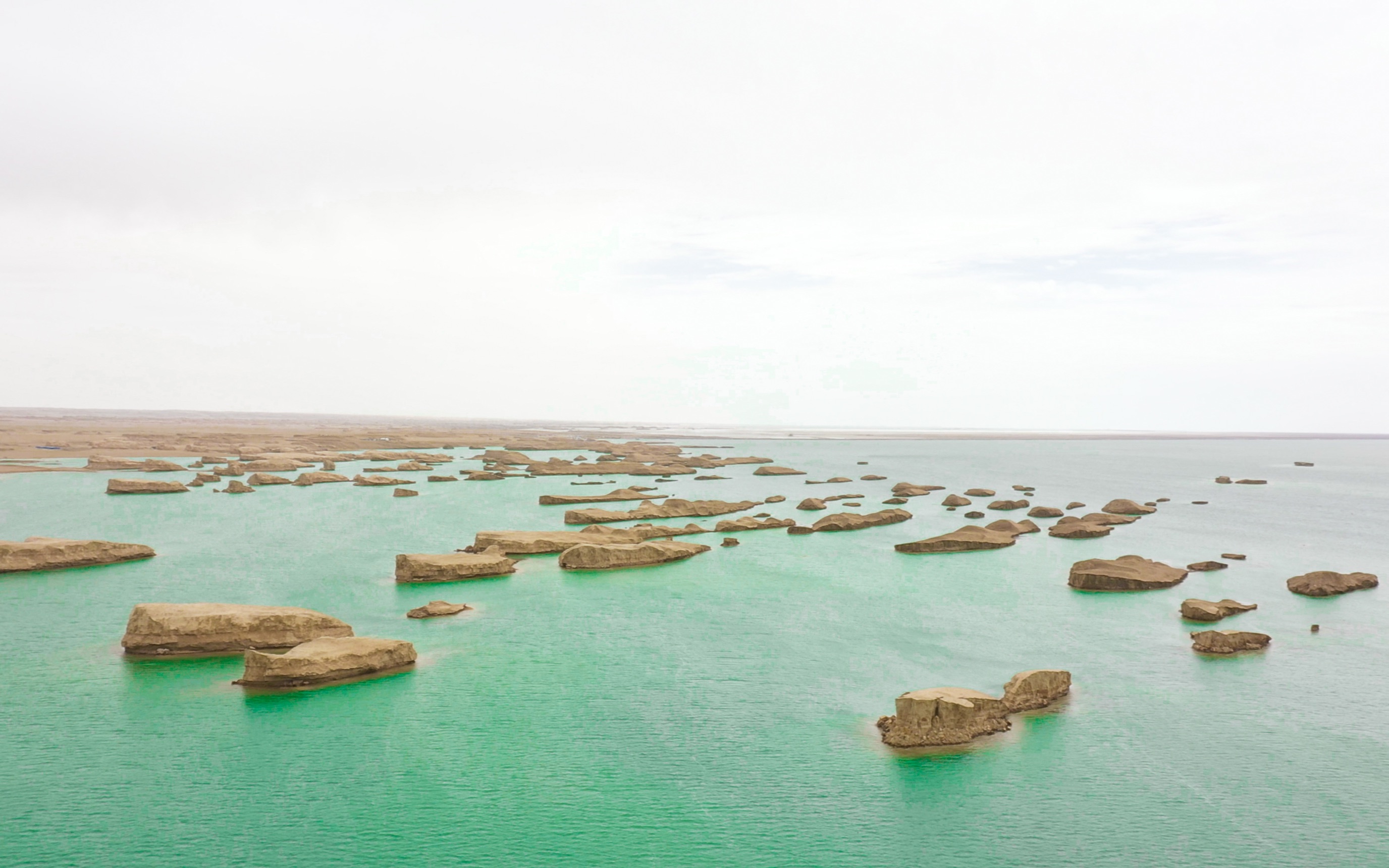 青海水上雅丹,航拍水上巡洋舰,无人机一直被强风警告