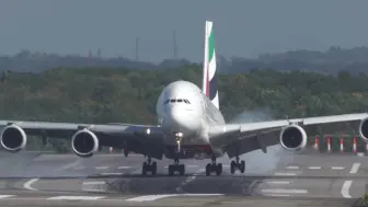 Скачать видео: 阿联酋航空A380惊险侧风“漂移”着陆