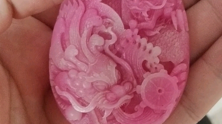 李创发在网上买的南非粉红色苏纪石龙纹玉佩