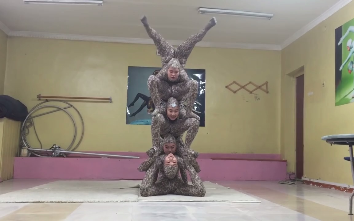 蒙古国家马戏团三人女子杂技柔术表演4885