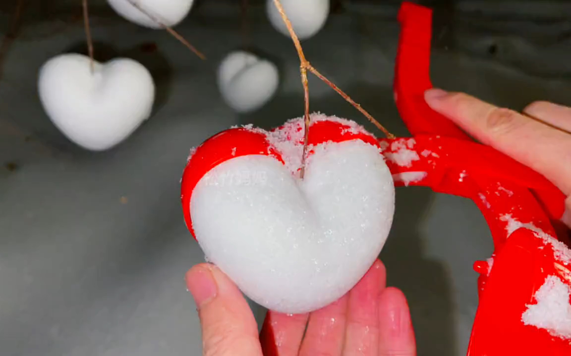 雪做的心形