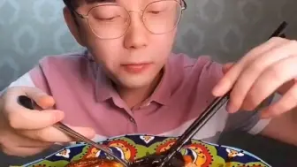 Скачать видео: 快手吃播：鲍鱼茄汁饭  小章鱼