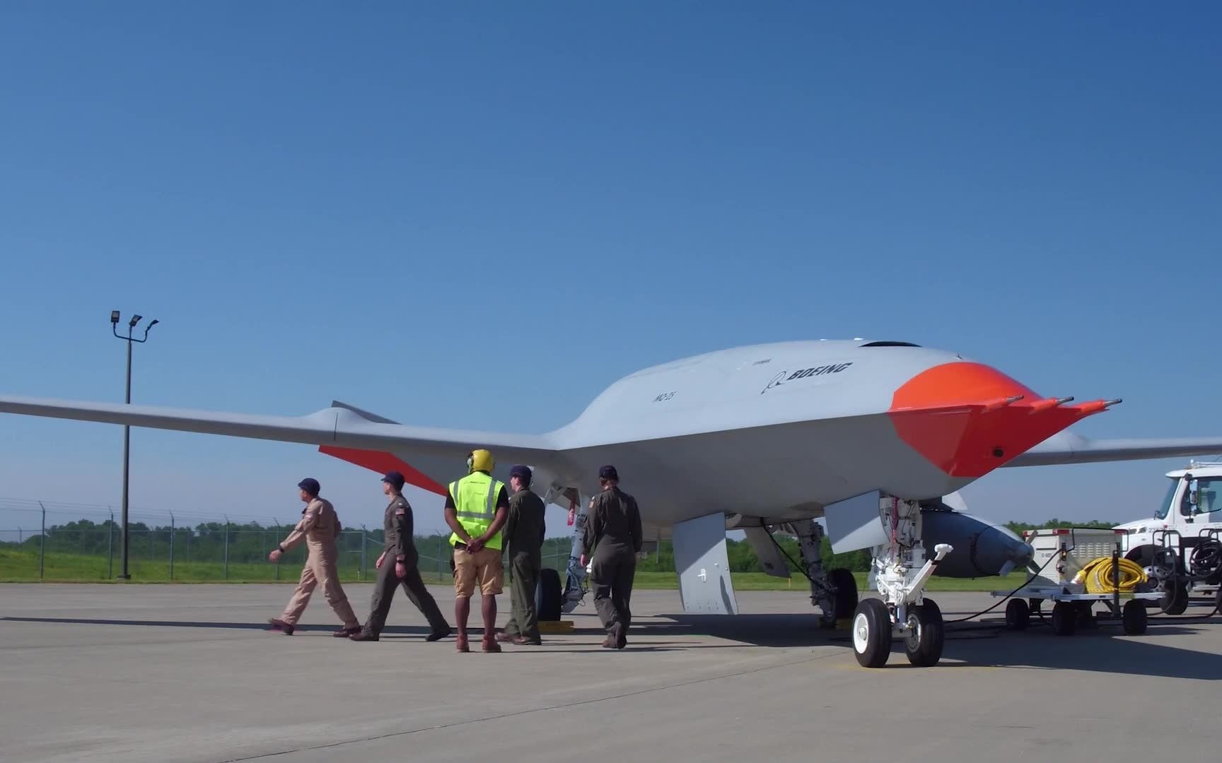 波音mq-25成为首架为另一架飞机加油的无人机