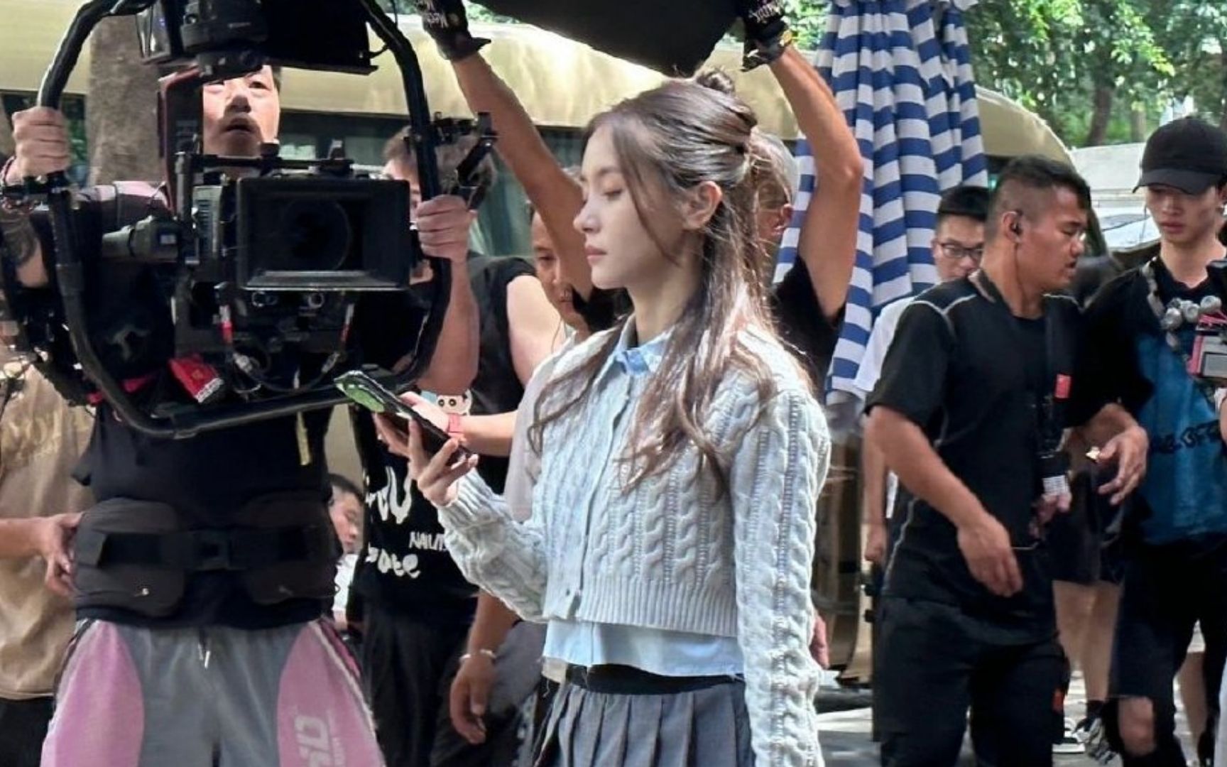 偶遇王子文在重庆街头,拍摄新剧《蝉女》,夏日穿毛衣看着都热