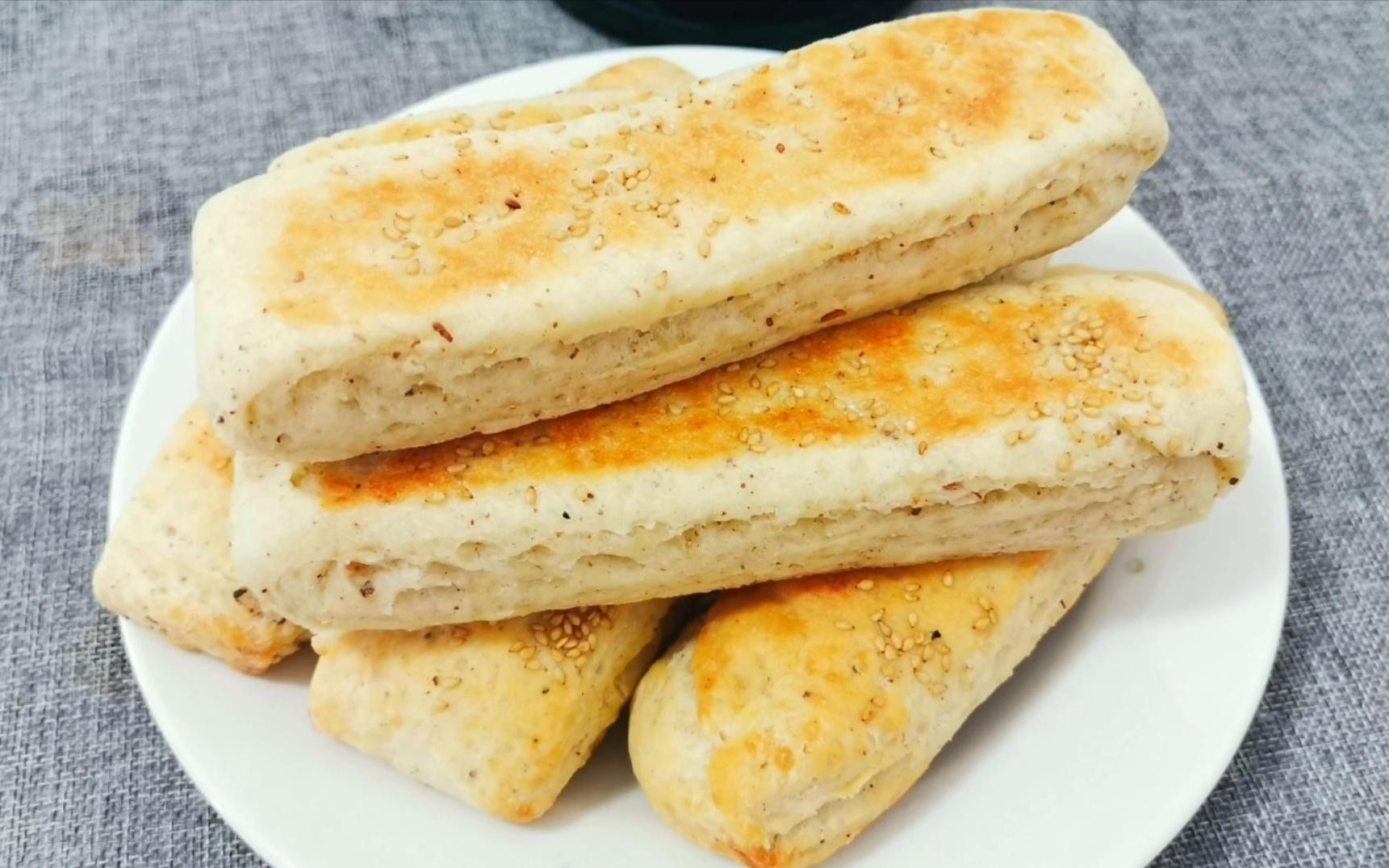 椒盐发面饼,我家经常端上餐桌的面食,又软又香,制作简单