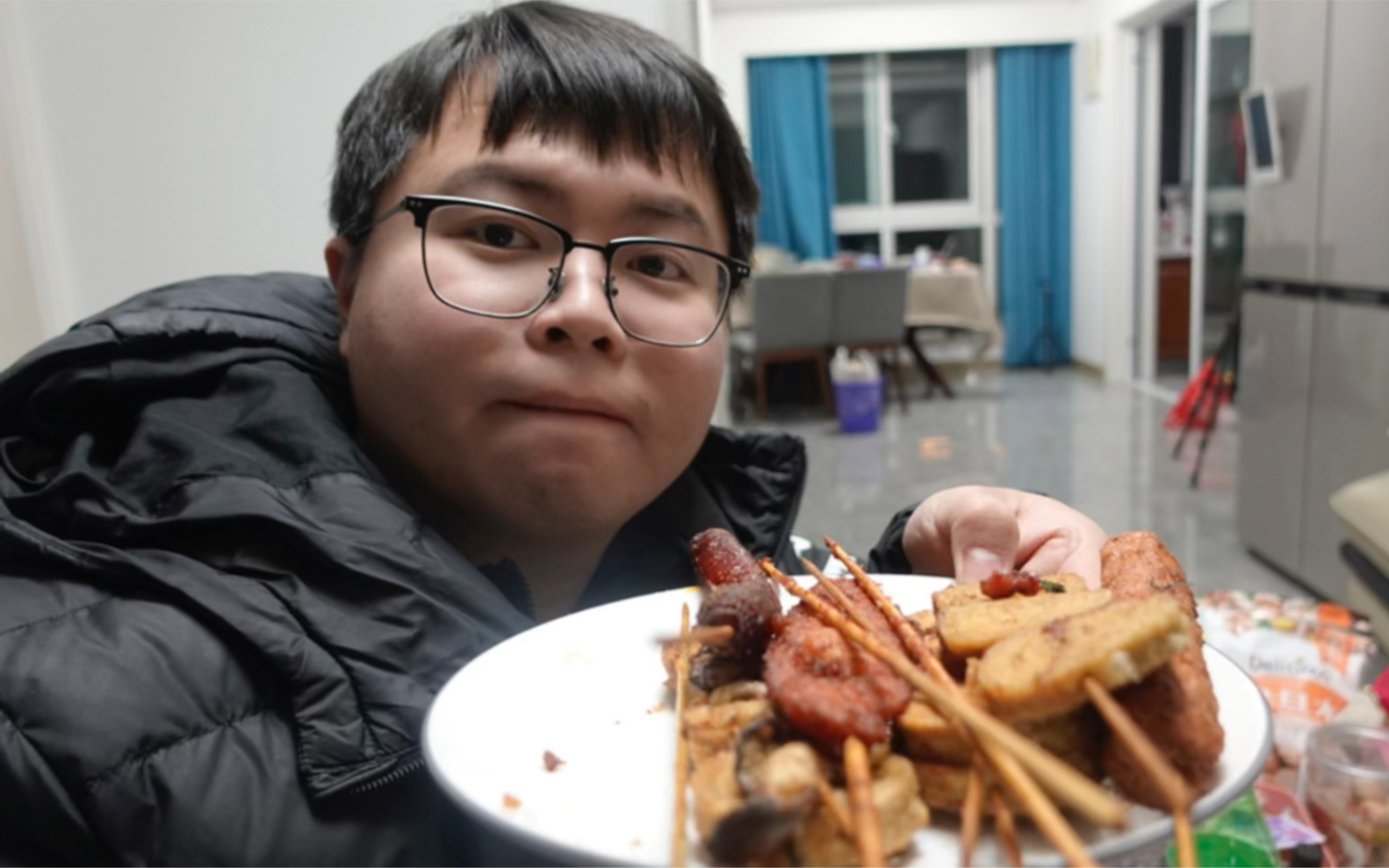 【小琪哥】送完羊奶,饱餐一顿炸串,但是又吃不下了