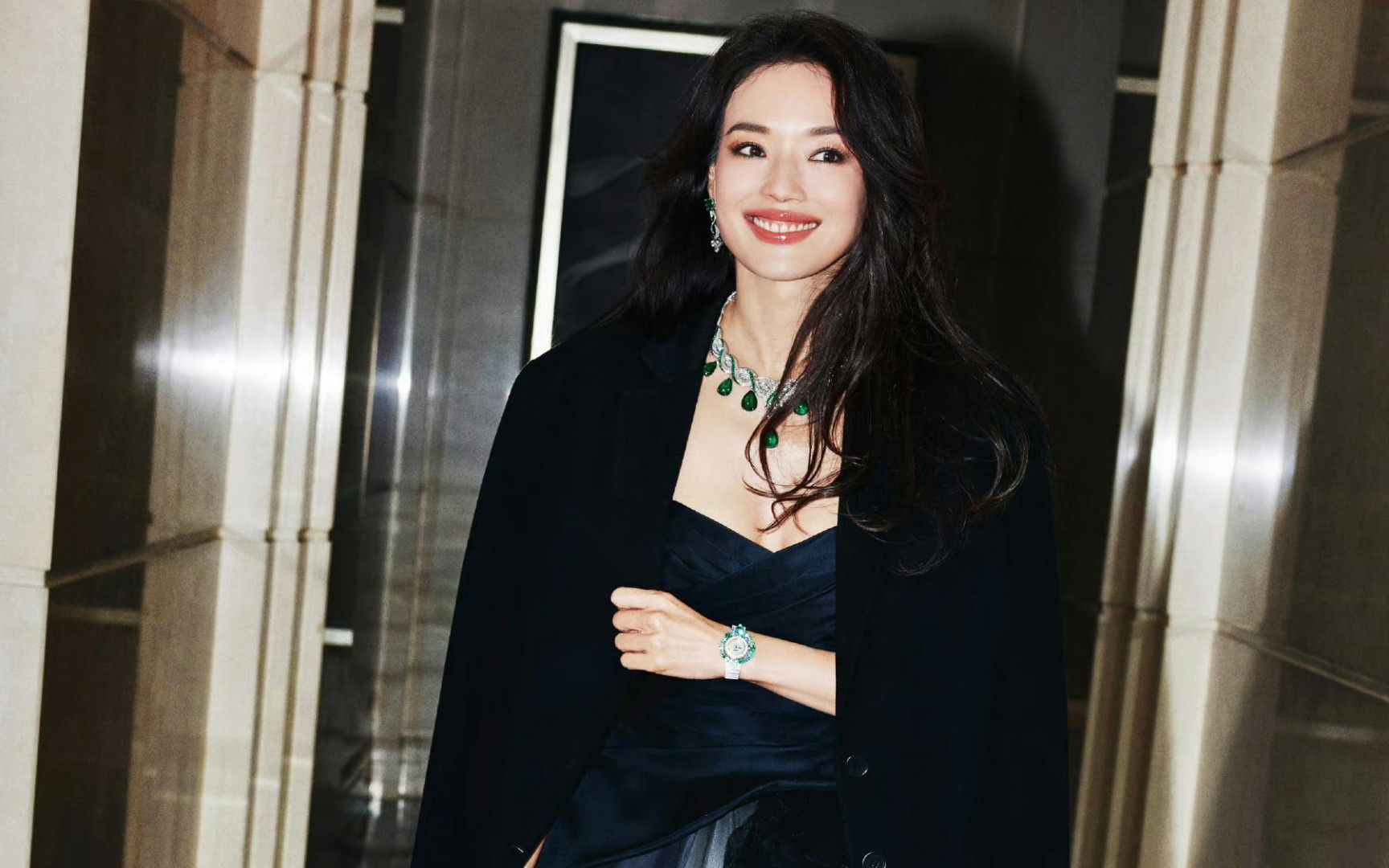 舒淇晚宴活动赢麻了,祖母绿眼妆配珠宝美貌惊艳,顶级骨相显大花魅力