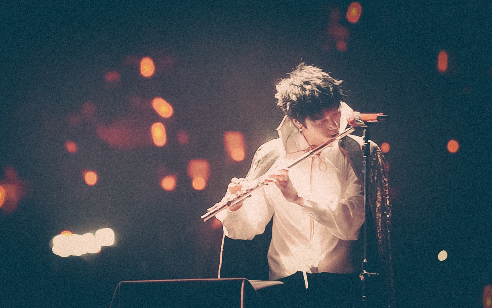 【笛子】华晨宇171013演唱会 千与千寻吹奏 山顶音效贼好_哔哩哔哩