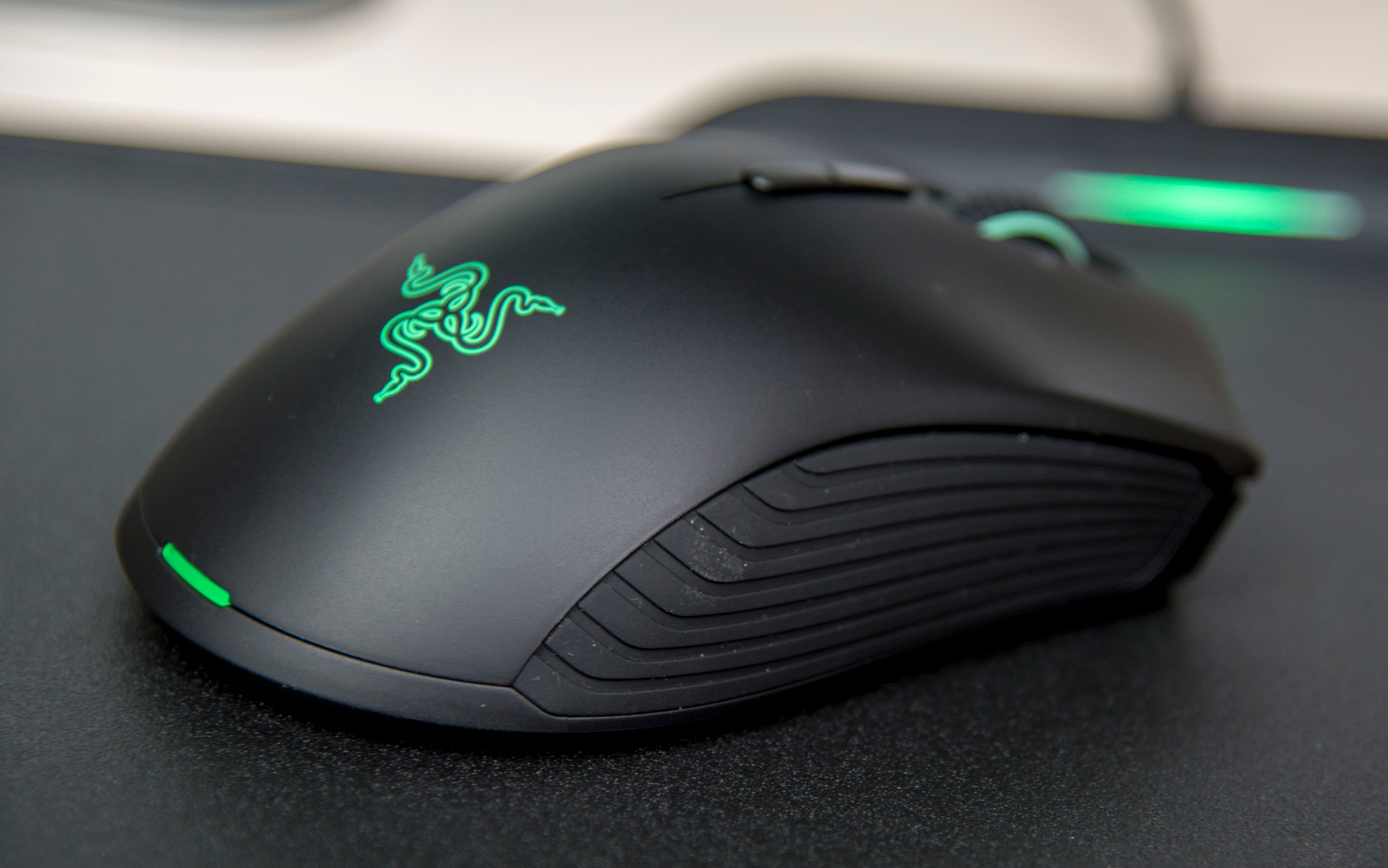 雷蛇曼巴眼镜蛇hyperflux无线供电套装评测不用电池不用充电信仰灯亮