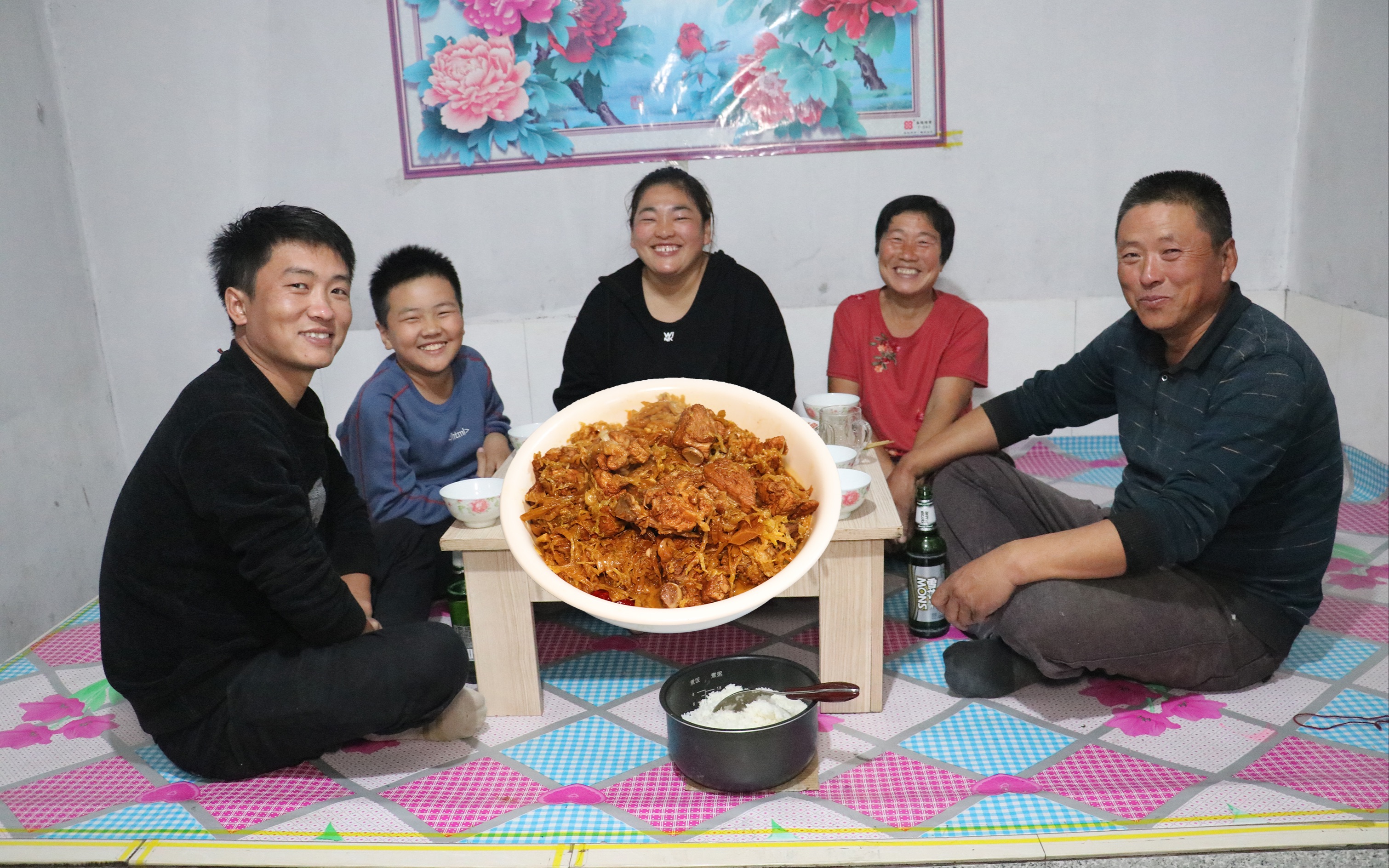 农村媳妇做一家人都喜欢吃的排骨炖酸菜,有说有笑,太幸福了