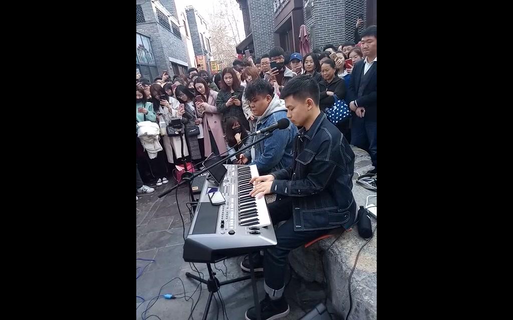 抖音连音社几百人围观宽厚里