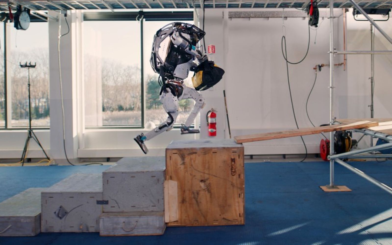 波士顿动力机器人atlas玩得还挺"酷炫",看来机器人科技又有了新进展