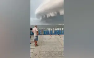 Скачать видео: “巨型水母”云惊现巴西海边的天空上 民众掏出手机狂拍