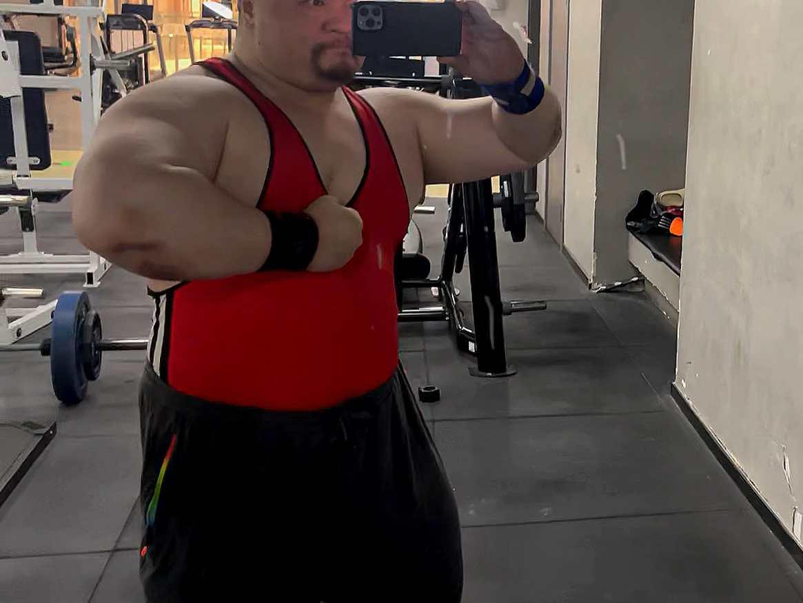 体重310斤勇士训练结束抖胸