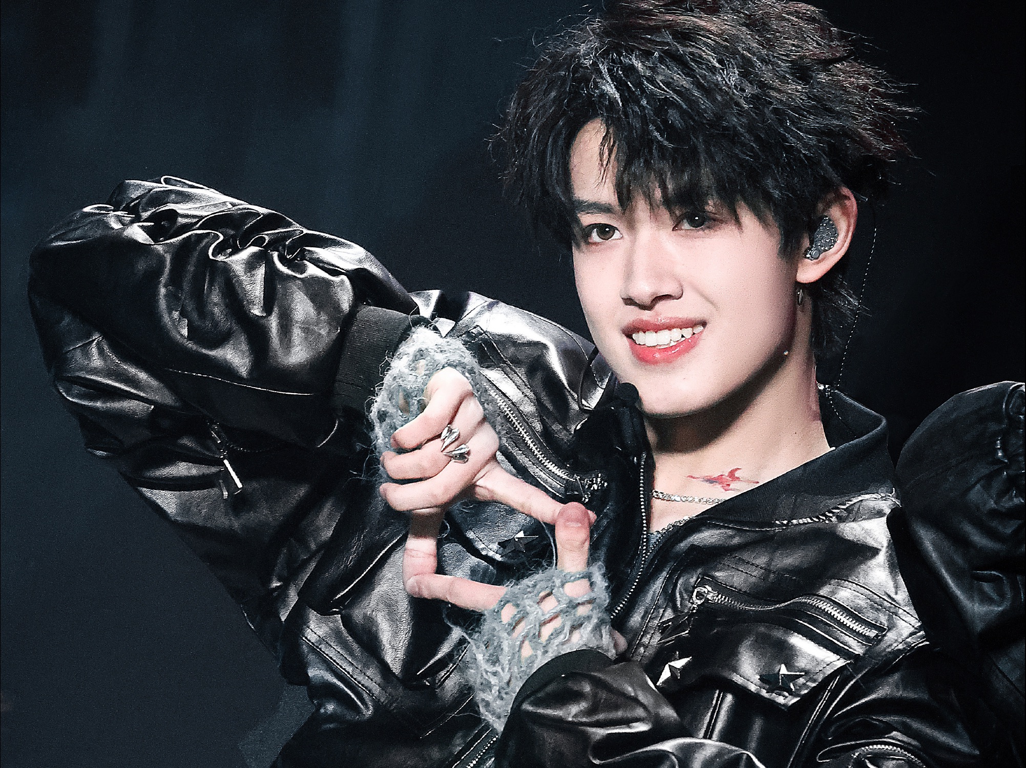 可是他问我Can we kiss more诶,谁能拒绝穿着皮衣扭的帅哥啊【TF家族张极】《Kiss me more》直拍-浪漫月夜_张极-浪漫 ...