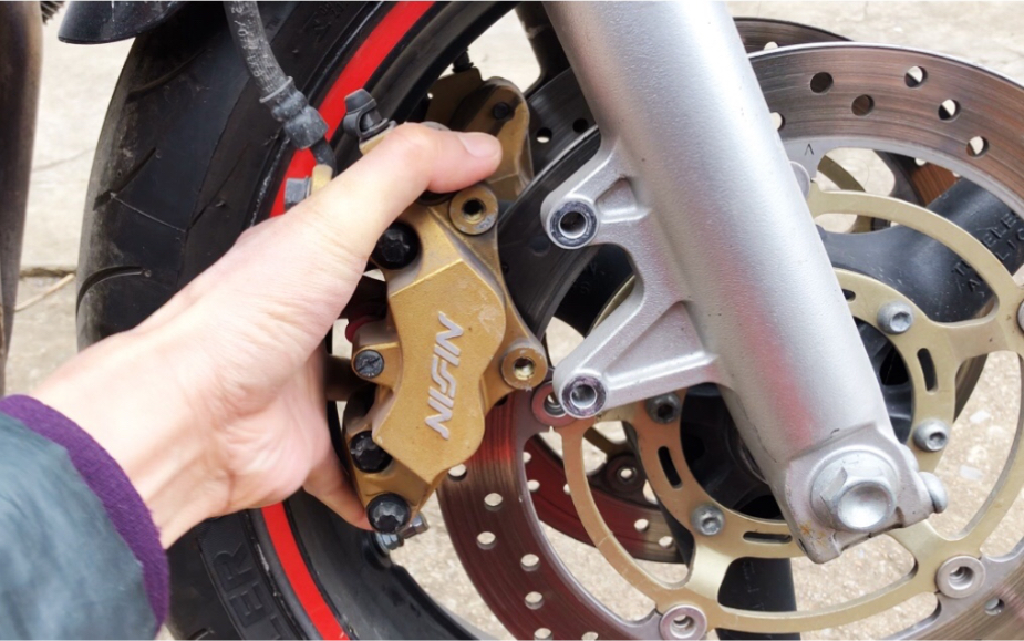 本田cb919摩托车保养前刹对向8活塞卡钳,换刹车油