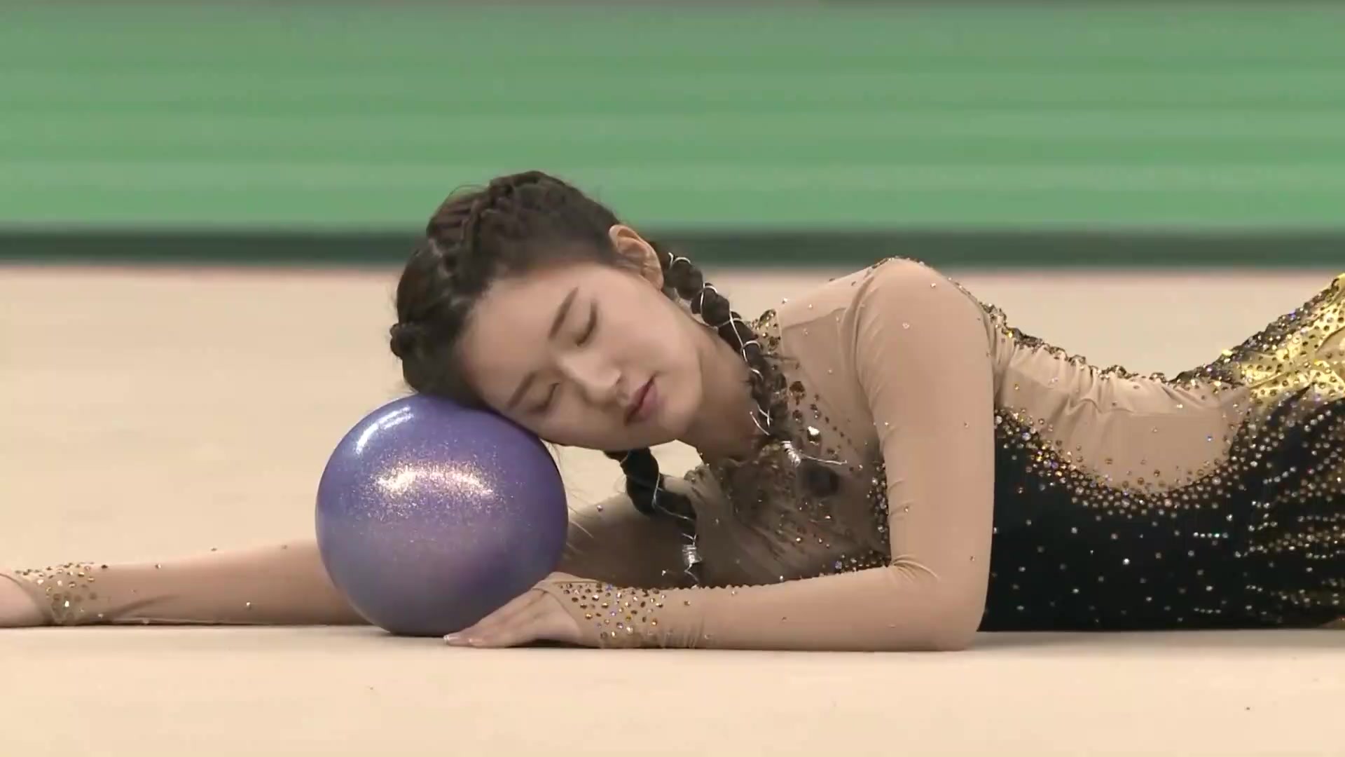 赵露思在爱奇艺粉丝嘉年华运动会上表演球操,不愧是你赵肉丝