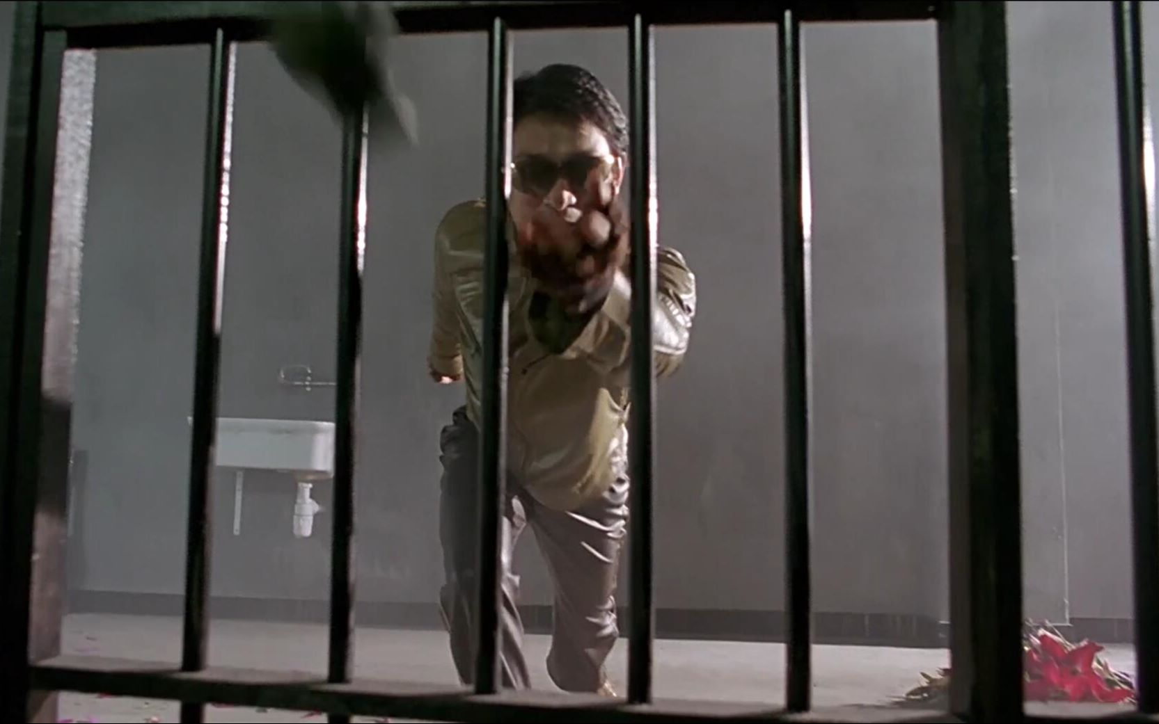 全职杀手刘德华化身痴心杀手明目张胆入狱刺杀扔出上百颗手榴弹