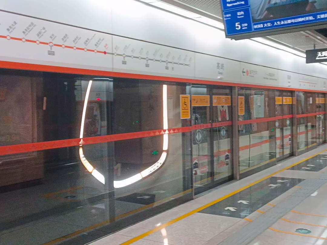 嘉庚号地铁列车进入高崎站