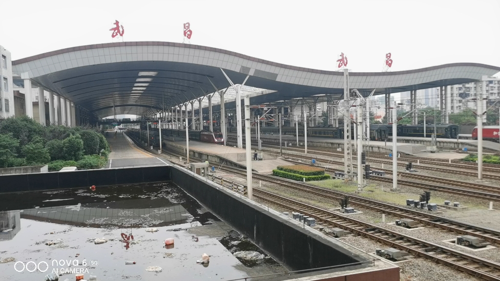 k1079次列车出武昌站