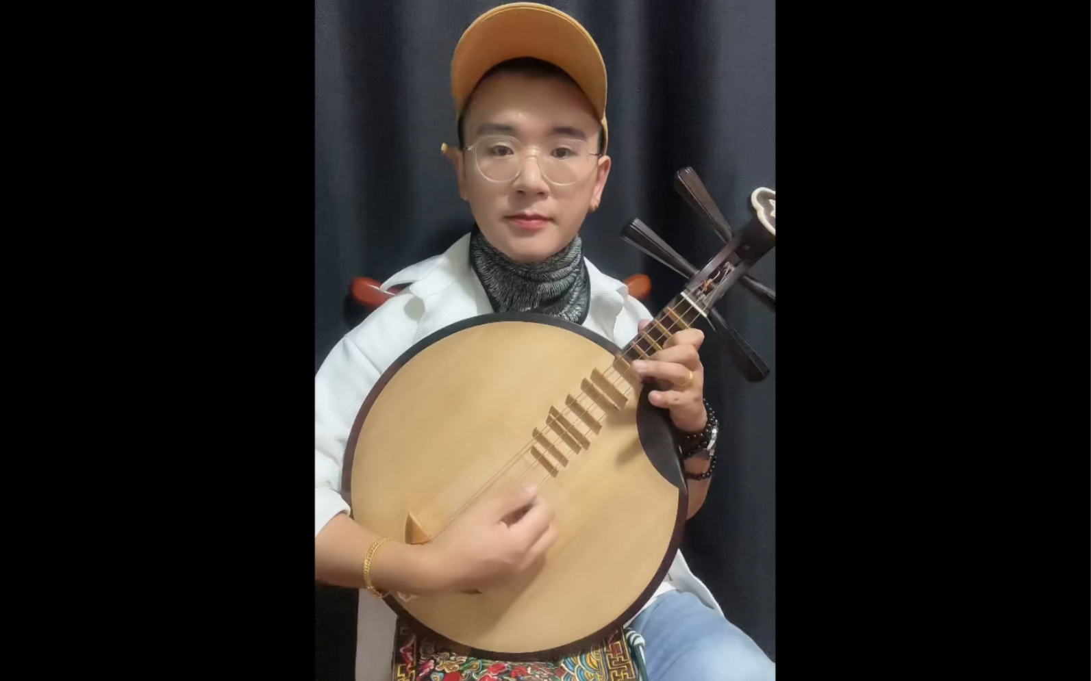 京剧月琴弹奏指法与手型