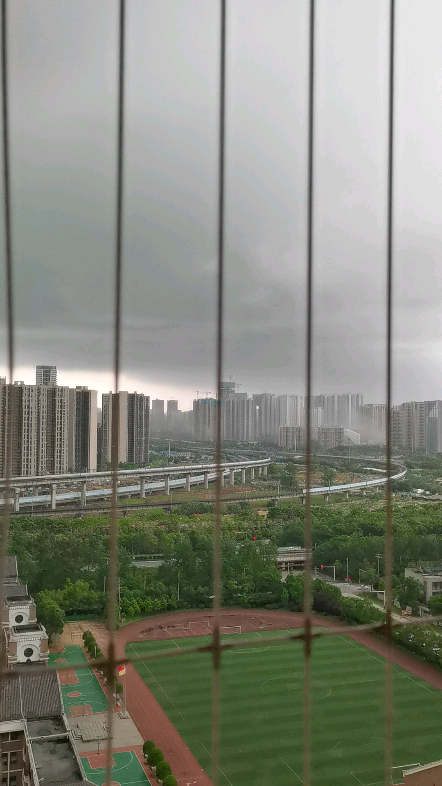 乌云密布,以为暴雨将至,却只是一场过境雨.哔哩哔哩bilibili